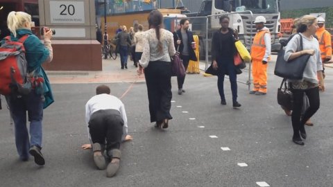 Man kruipt als hond door straten van Londen (video)