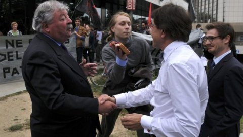 ddd867ad7a269d5d4587f22063698163.jpg?belgische-premier-krijgt-taart-in-gezicht