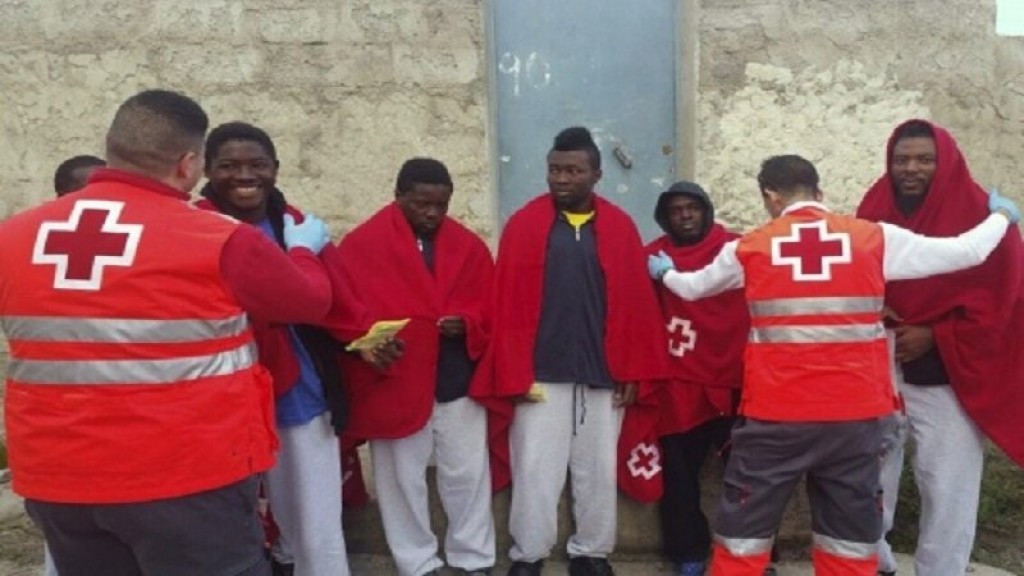 Migranten steken illegaal grens over naar Ceuta - Marokko Nieuws