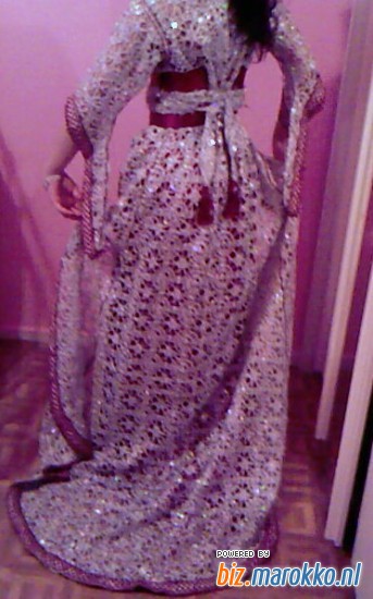 Jurken te huur. Marokkaanse jurk bordeau roodzilver. Achterkant.