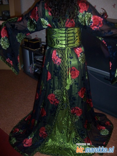 Imane Fashion achterkant zwarte jurk met grote rode rozen