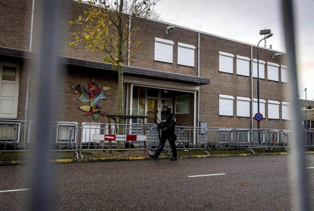 Hij Verliet Het Gebouw 5 Letters