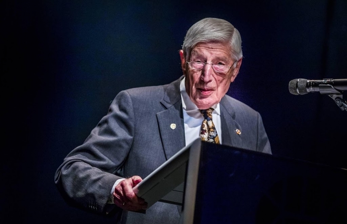 Oud-premier Van Agt wil dat de koning excuses maakt aan Molukkers