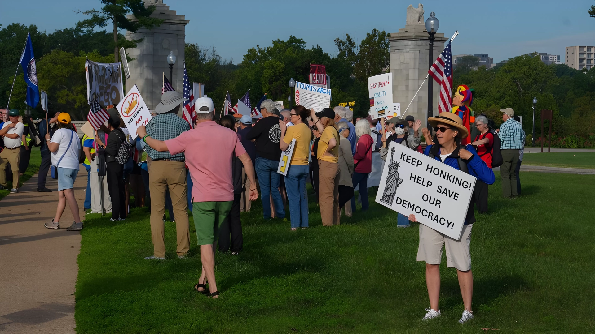US Midterms: Democrats Eye Congress Control Amid Trump's Low Approval