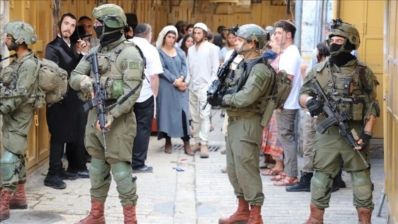 Israëlische Kolonisten En Soldaten Vallen Palestijns Dorp Aan En Steken ...