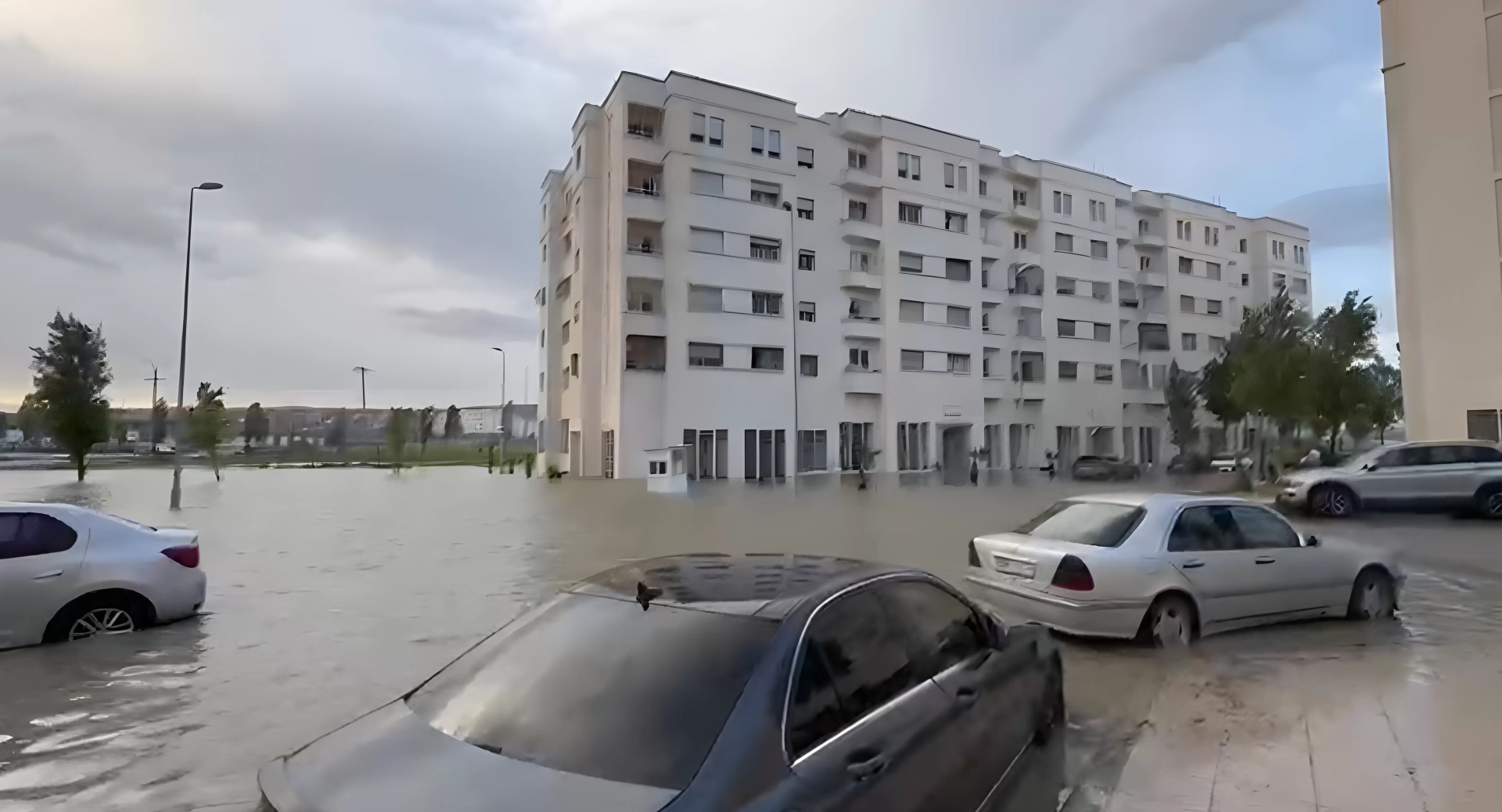 Woonwijk Tanger onder water door stortregen | Marokko Nieuws