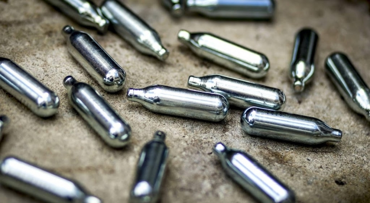 Jongen (17) rijdt zonder rijbewijs in busje met 100 kilo lachgas -.