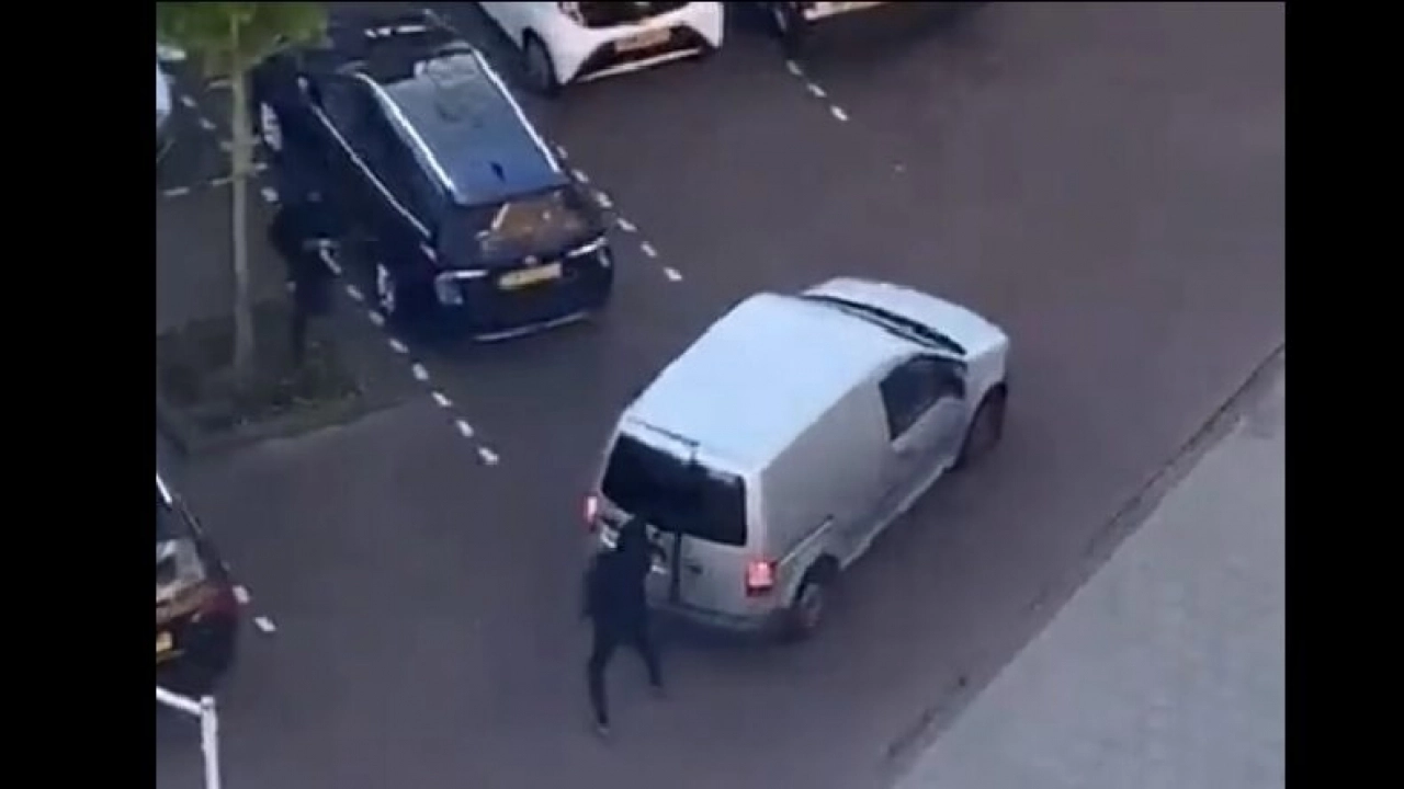 Vrouw (27) overleden na beschieting auto in Amsterdam ...