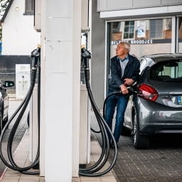 Benzineprijs stijgt tot boven de 2 euro per liter
