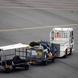 Vertraging en personeelstekort zorgen voor kofferchaos Schiphol